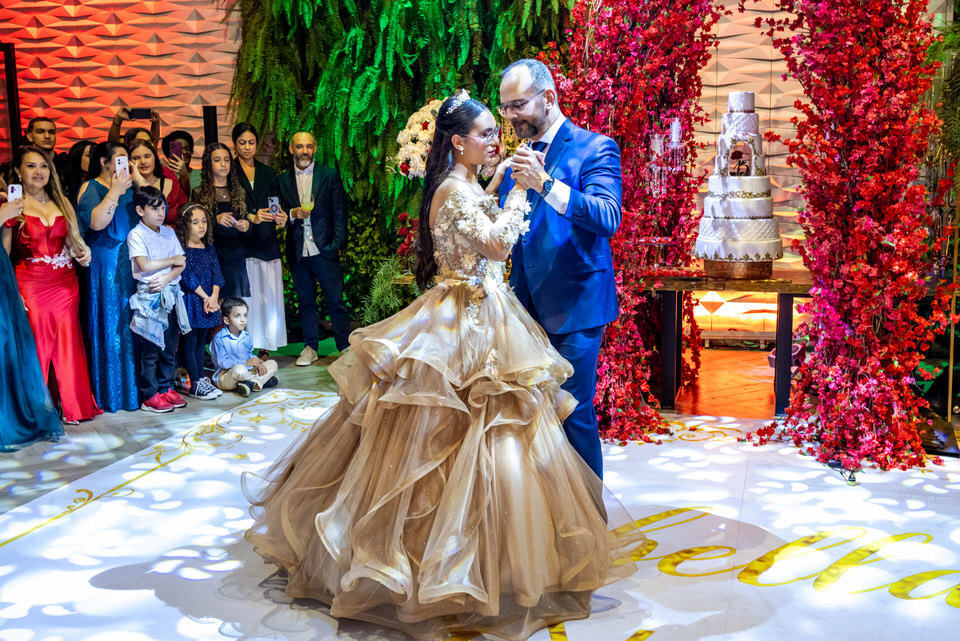 Fotografia de debutante em festa de 15 anos no Espaço Illumina em São Paulo - SP, um registro do trabalho do fotógrafo especialista John Edgard.