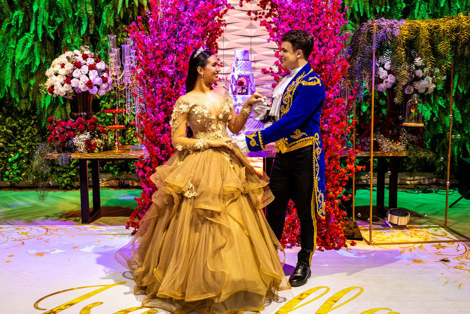 Fotografia de debutante em festa de 15 anos no Espaço Illumina em São Paulo - SP, um registro do trabalho do fotógrafo especialista John Edgard.