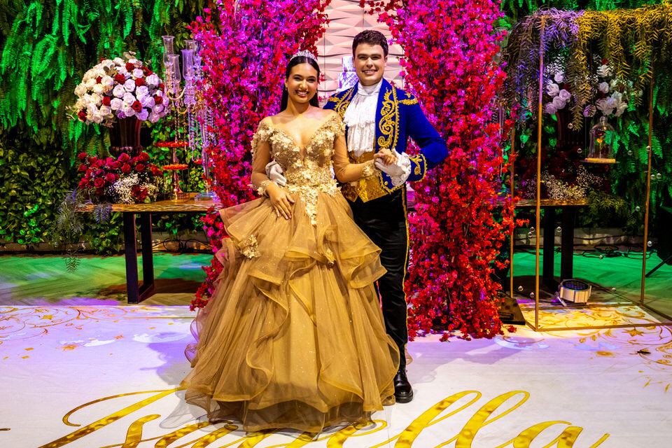 Fotografia de debutante em festa de 15 anos no Espaço Illumina em São Paulo - SP, um registro do trabalho do fotógrafo especialista John Edgard.