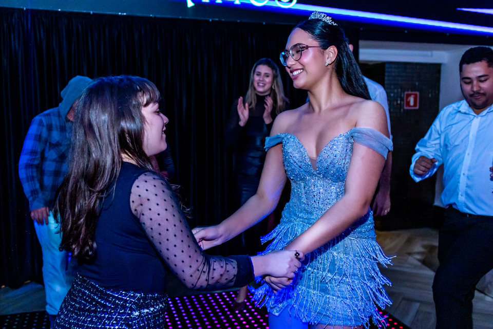 Fotografia de debutante em festa de 15 anos no Espaço Illumina em São Paulo - SP, um registro do trabalho do fotógrafo especialista John Edgard.