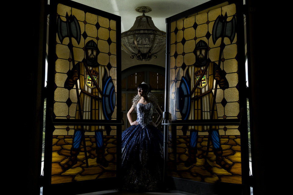 Ensaio fotográfico de debutante nos Castelo dos Vinhais, Fotografia profissional de ensaio de 15 anos, por fotógrafo de debutante em Vinhedo, SP.