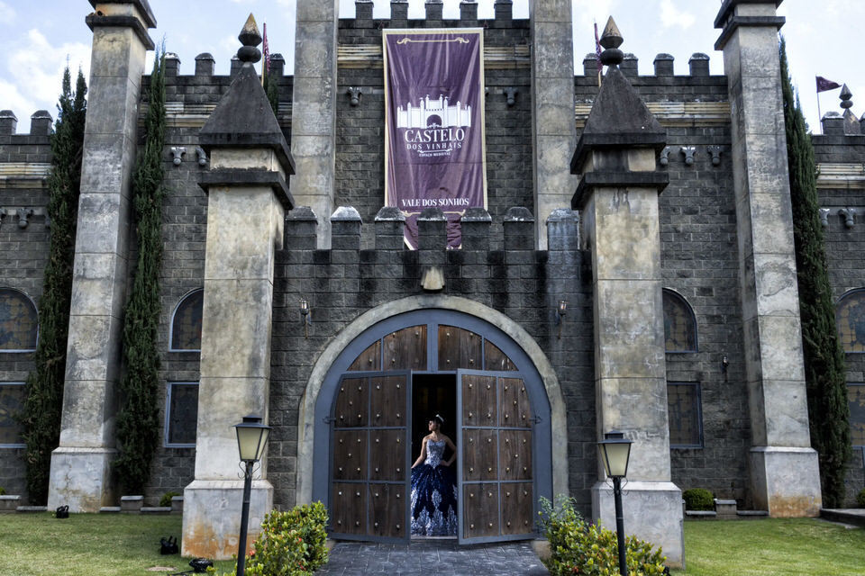 Ensaio fotográfico de debutante nos Castelo dos Vinhais, Fotografia profissional de ensaio de 15 anos, por fotógrafo de debutante em Vinhedo, SP.