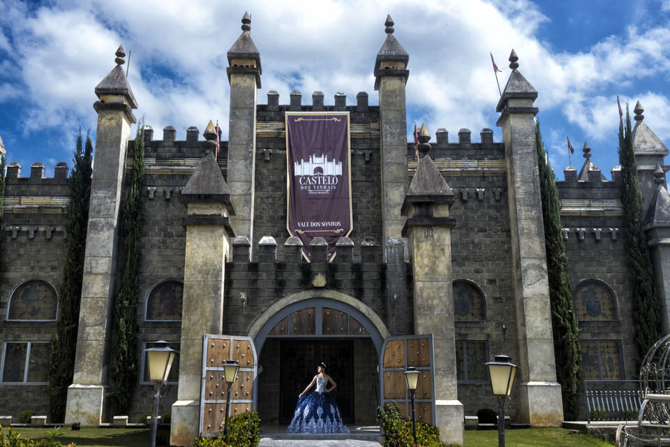 Ensaio fotográfico de debutante nos Castelo dos Vinhais, Fotografia profissional de ensaio de 15 anos, por fotógrafo de debutante em Vinhedo, SP.