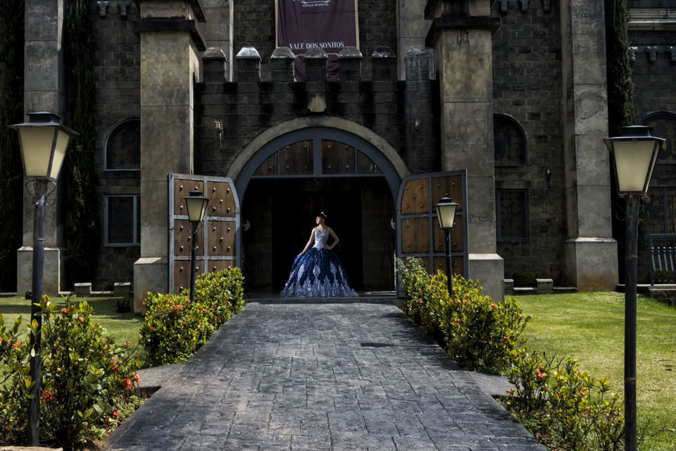 Ensaio fotográfico de debutante nos Castelo dos Vinhais, Fotografia profissional de ensaio de 15 anos, por fotógrafo de debutante em Vinhedo, SP.