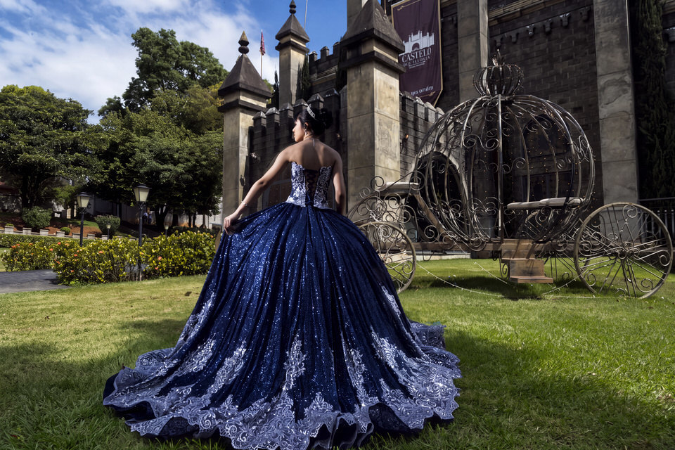 Ensaio fotográfico de debutante nos Castelo dos Vinhais, Fotografia profissional de ensaio de 15 anos, por fotógrafo de debutante em Vinhedo, SP.