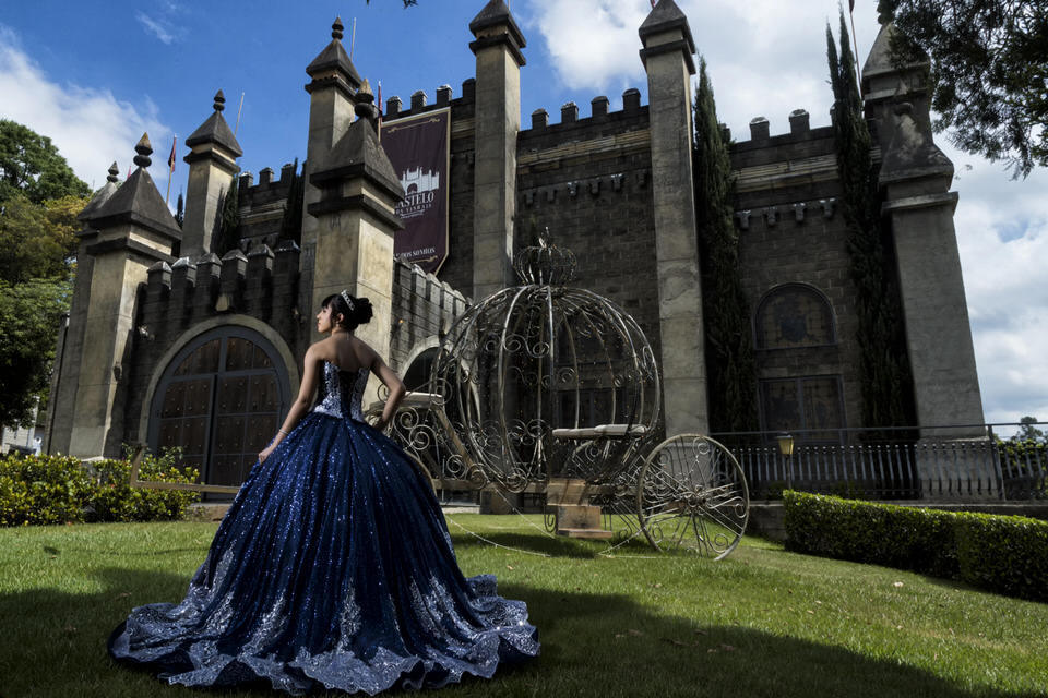 Ensaio fotográfico de debutante nos Castelo dos Vinhais, Fotografia profissional de ensaio de 15 anos, por fotógrafo de debutante em Vinhedo, SP.