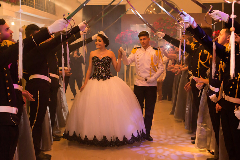 Festa de 15 Anos da debutante Beatriz no Buffet Castelo Imperial Vila Carrão SP