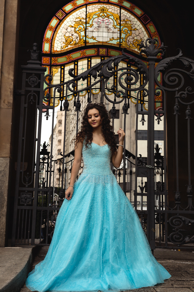 Ensaio da debutante Lorena Tucci no Teatro Municipal de São Paulo, com vestido do Israel Valentin