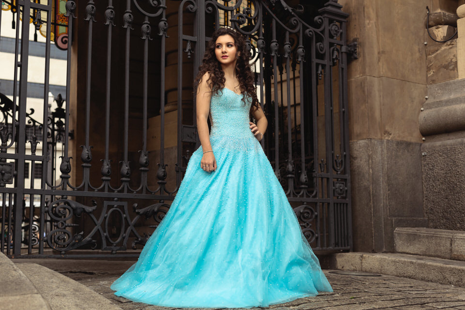 Ensaio da debutante Lorena Tucci no Teatro Municipal de São Paulo, com vestido do Israel Valentin