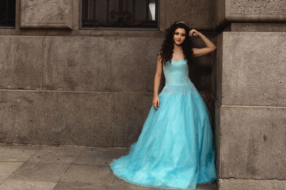 Ensaio da debutante Lorena Tucci no Teatro Municipal de São Paulo, com vestido do Israel Valentin