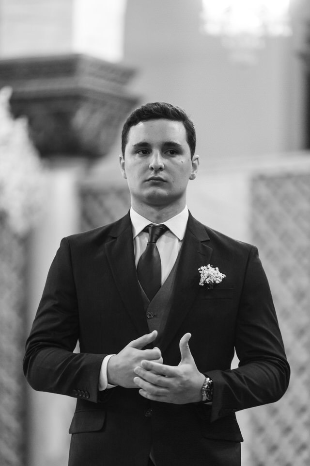 Noivo Stefano ansioso no altar antes da noiva Mariana entrar, Noivo esperando a noiva no altar, momento registrado pelo fotógrafo de casamentos John Edgard  em São Bernardo do Campo - SP