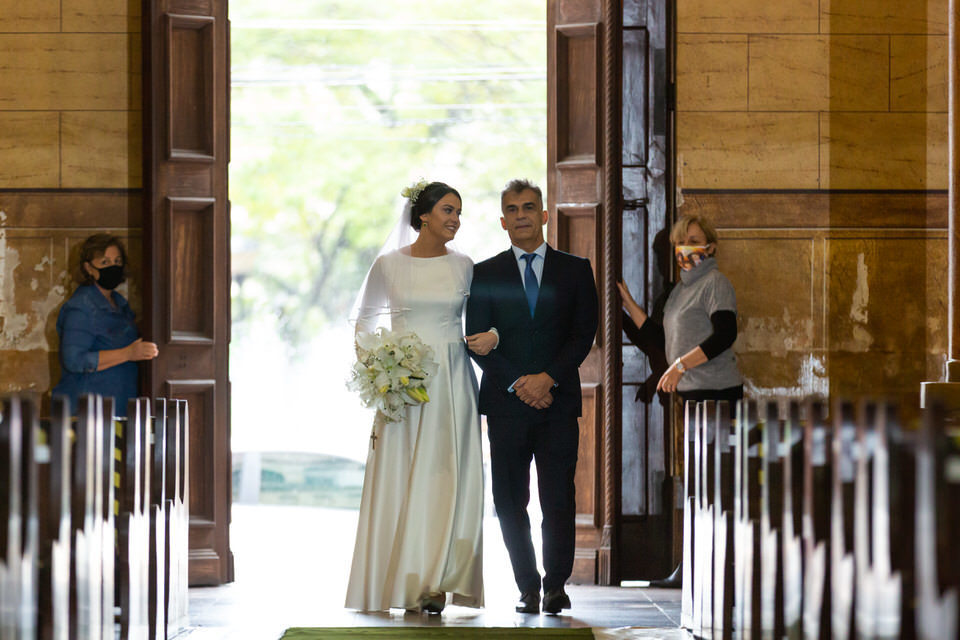 Noiva Mariana olhando para o pai a caminho do altar, Noivo esperando a noiva no altar, momento registrado pelo fotógrafo de casamentos John Edgard  em São Bernardo do Campo - SP