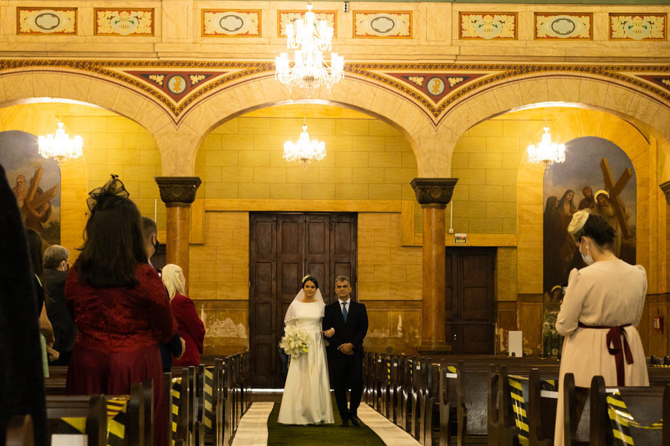 Noiva a caminho do altar, Noivo esperando a noiva no altar, momento registrado pelo fotógrafo de casamentos John Edgard  em São Bernardo do Campo - SP