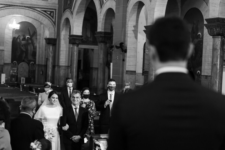 Noivo olhando para a noiva na entrada, Noivo esperando a noiva no altar, momento registrado pelo fotógrafo de casamentos John Edgard  em São Bernardo do Campo - SP