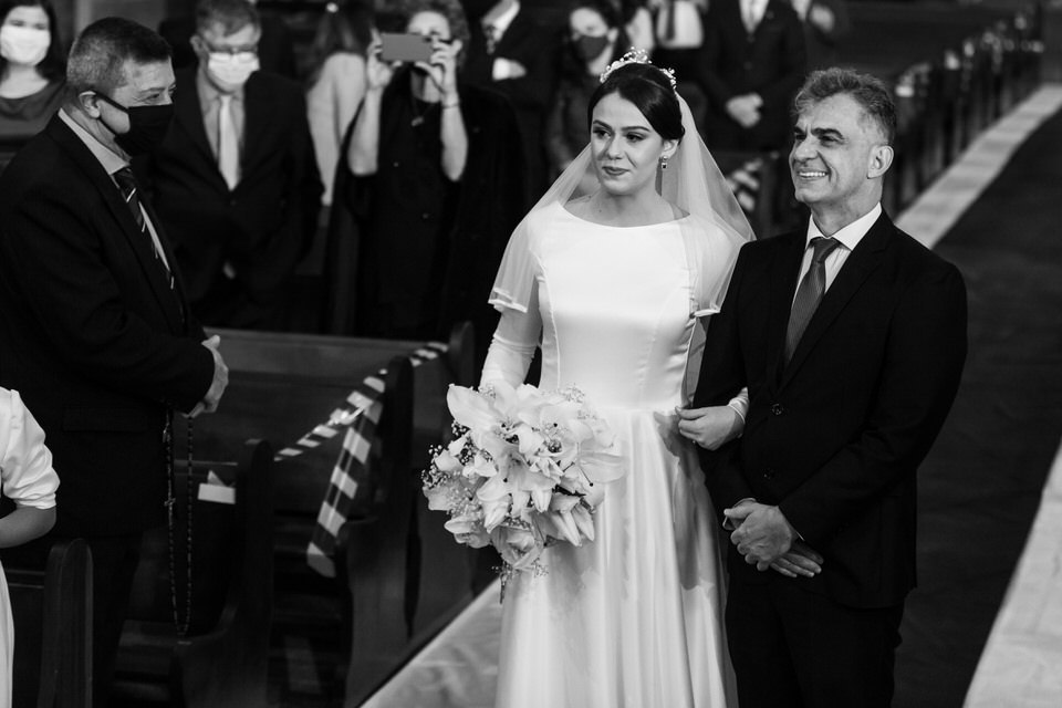 Pai entrando com a filha, Noivo esperando a noiva no altar, momento registrado pelo fotógrafo de casamentos John Edgard  em São Bernardo do Campo - SP