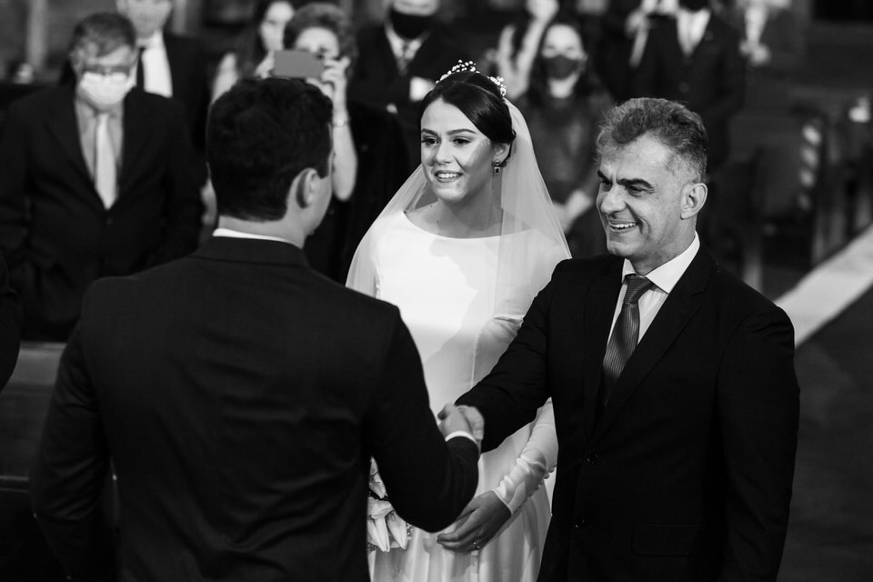 Noivo comprimentando o pai da noiva, Noivo esperando a noiva no altar, momento registrado pelo fotógrafo de casamentos John Edgard  em São Bernardo do Campo - SP