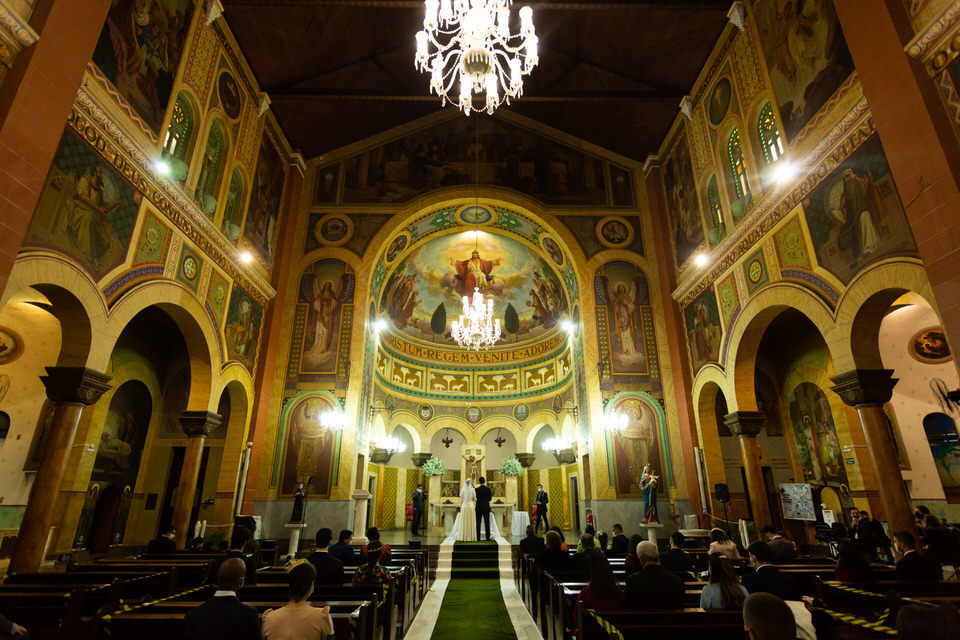 Casamento da Mariana com Stefano na Igreja Matriz Sagrada Família, Noivo esperando a noiva no altar, momento registrado pelo fotógrafo de casamentos John Edgard  em São Bernardo do Campo - SP