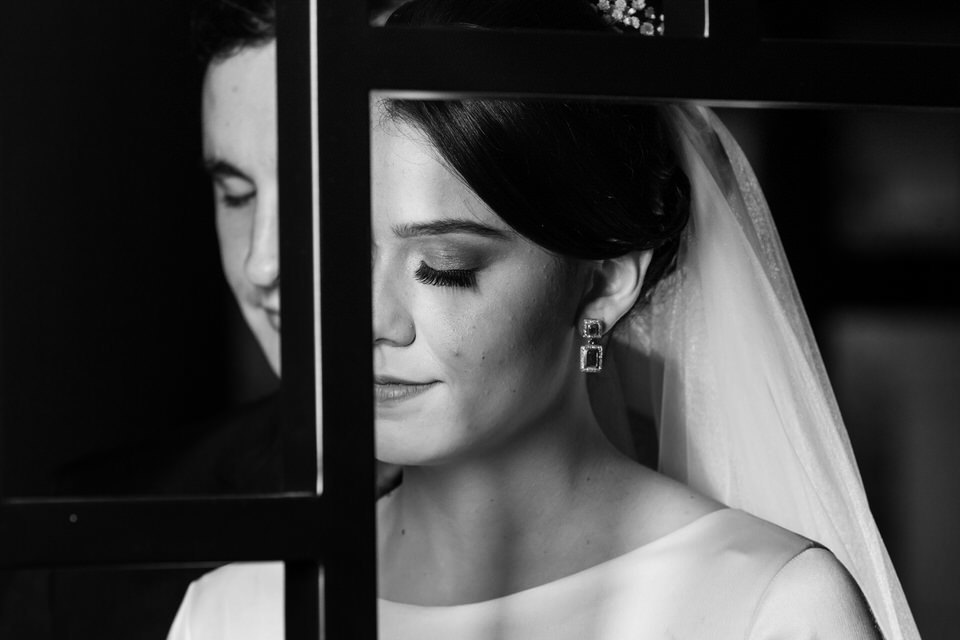 Fotografia de casamento dos noivos, Noivo esperando a noiva no altar, momento registrado pelo fotógrafo de casamentos John Edgard  em São Caetano do Sul  - SP