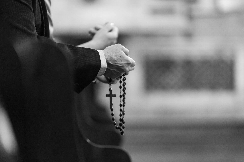 Oração no casamento da Mariana e Stefano, Noivo esperando a noiva no altar, momento registrado pelo fotógrafo de casamentos John Edgard  em São Bernardo do Campo - SP
