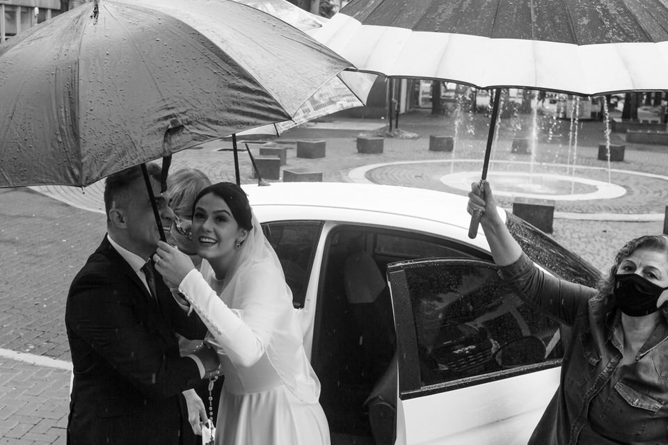 Pai da noiva esperando na Igreja Matriz Sagrada Família, momento registrado pelo fotógrafo de casamentos John Edgard  em São Bernardo do Campo - SP
