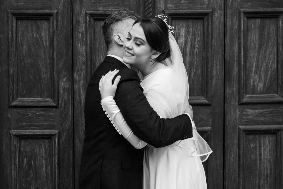 A noiva Mariana abraçando o pai antes de entrar na Igreja, momento registrado pelo fotógrafo de casamentos John Edgard  em São Bernardo do Campo - SP