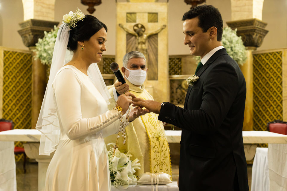 Troca das alianças entre o casal, Noivo esperando a noiva no altar, momento registrado pelo fotógrafo de casamentos John Edgard  em São Bernardo do Campo - SP