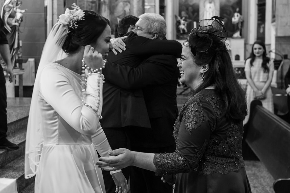 Casamento Mariana e Stefano, Noivo esperando a noiva no altar, momento registrado pelo fotógrafo de casamentos John Edgard  em São Bernardo do Campo - SP