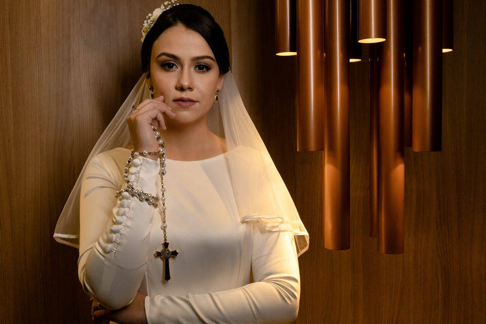 Retrato d noiva Mariana com terço, Noivo esperando a noiva no altar, momento registrado pelo fotógrafo de casamento John Edgard  em São Bernardo do Campo - SP