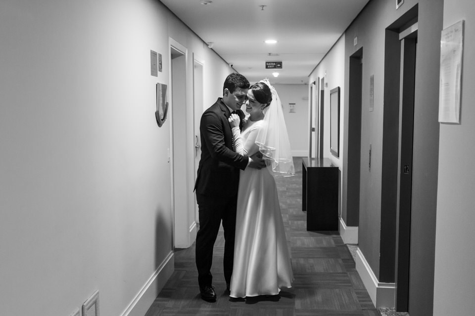 Casal chegando no hotel após cerimônia de casamento, Noivo esperando a noiva no altar, momento registrado pelo fotógrafo de casamentos John Edgard  em São Bernardo do Campo - SP