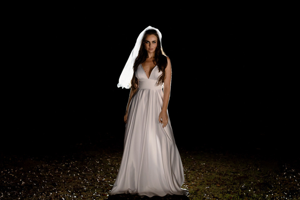 Fotografia da noiva Ju em casamento noturno em São Paulo - SP