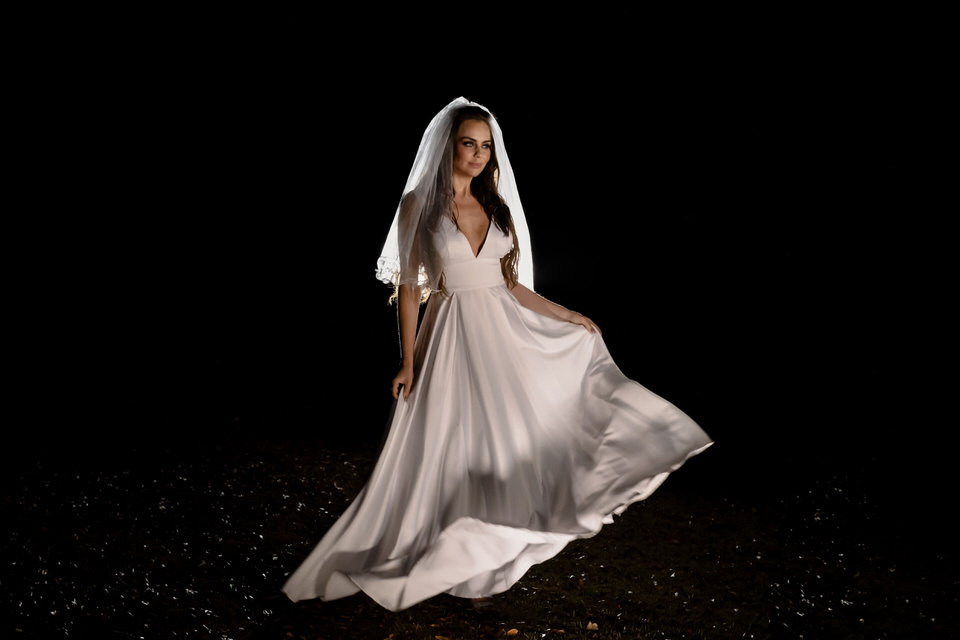 Fotografia da noiva Ju em casamento noturno em São Paulo - SP