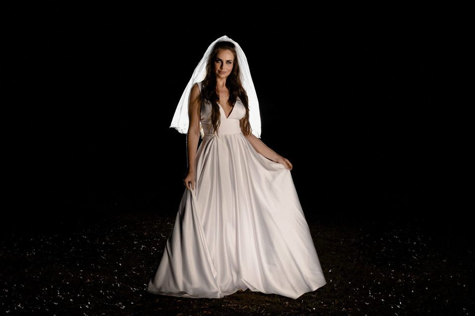 Fotografia da noiva Ju em casamento noturno em São Paulo - SP