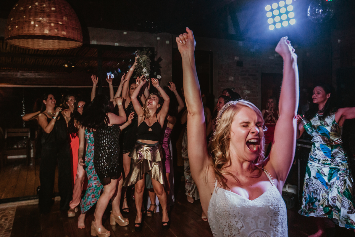 novio tira ramo de flores