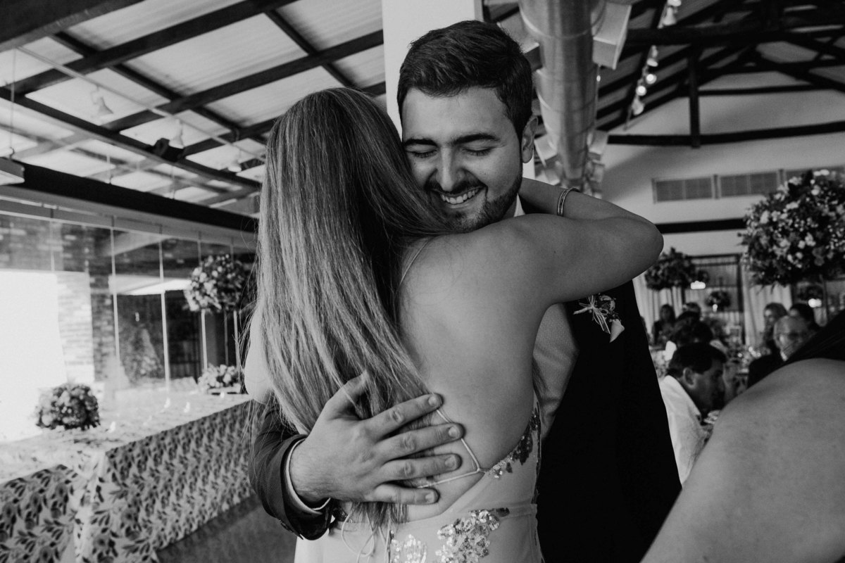 abrazo del novio con la madre en boda 