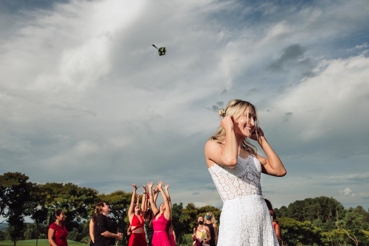 novia tira el ramo en su boda 