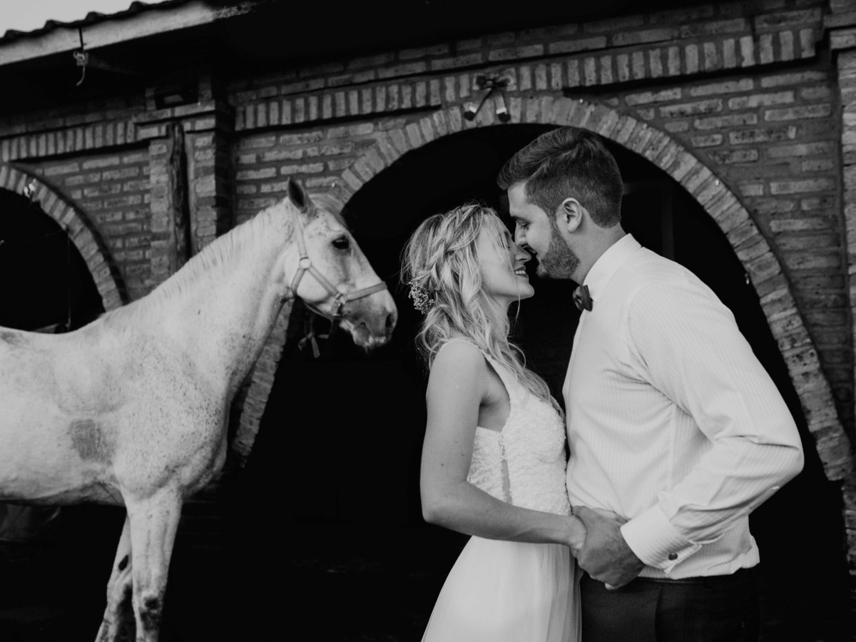 sesion de fotos de pareja con caballos en posadas 