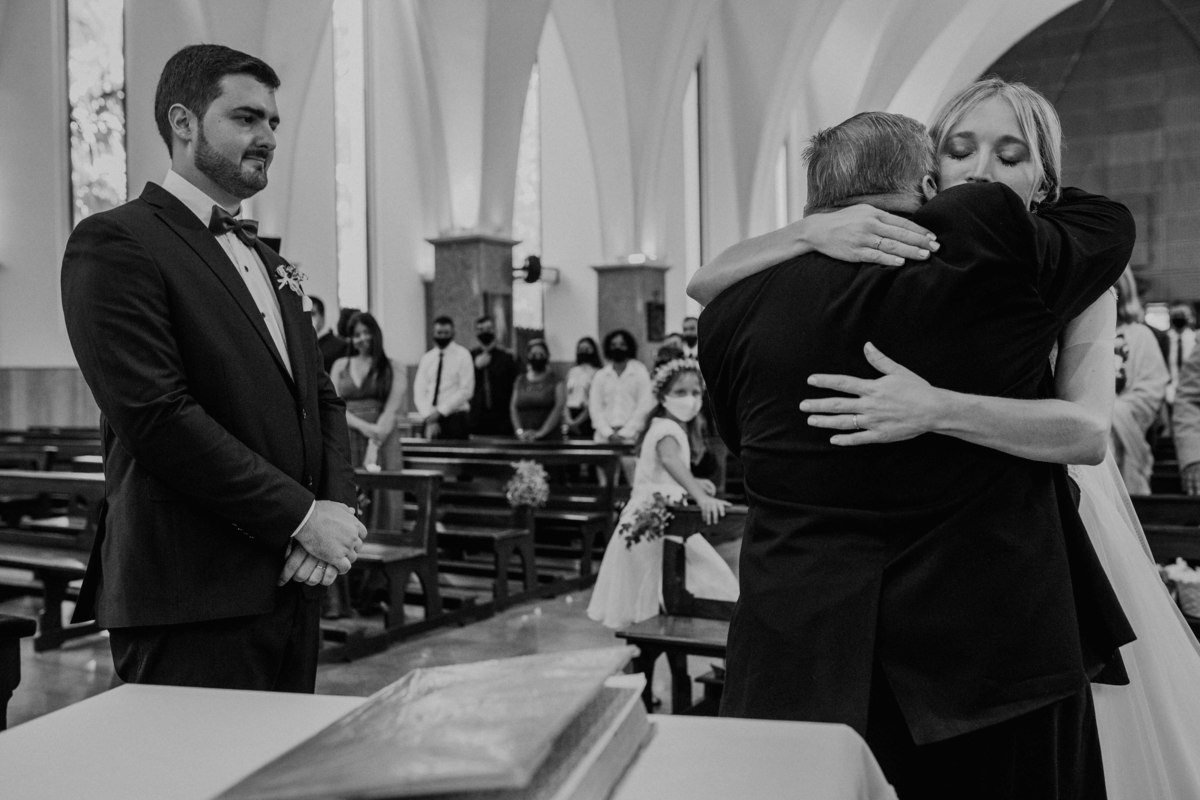 abrazo con el padre de la novia 