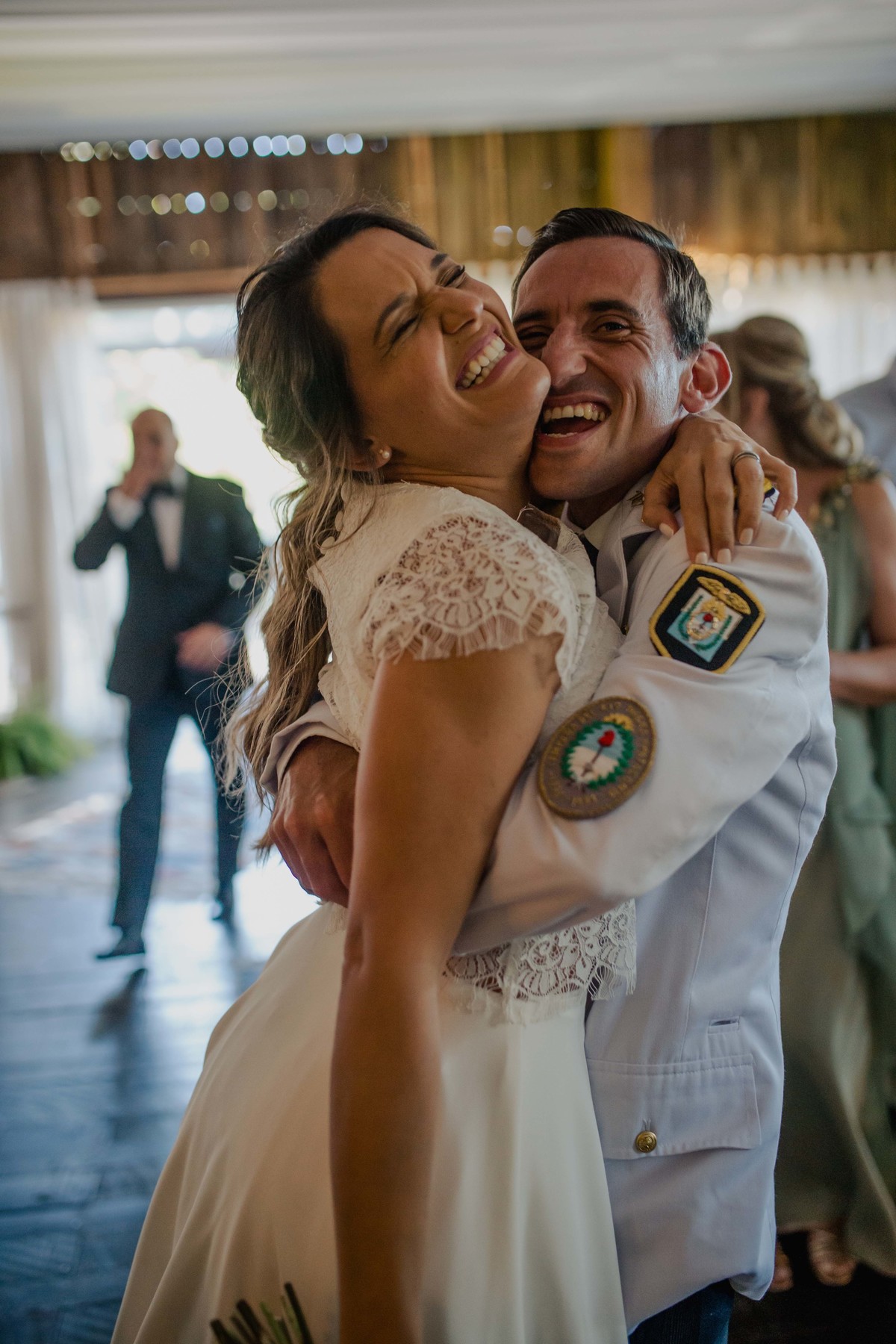 abrazo de hermanos en bodas