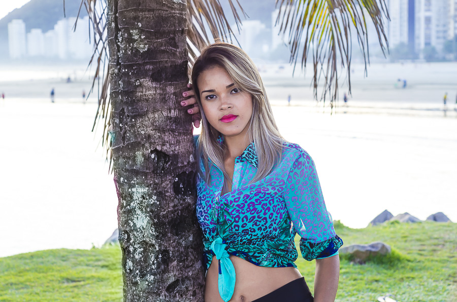 mariana pensativa na praia de santos