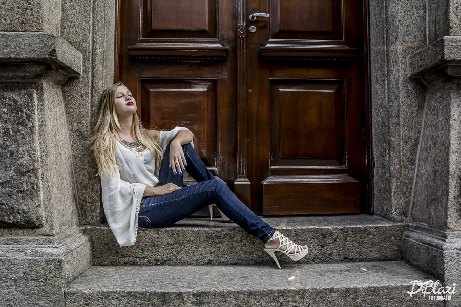 ensaio de modelo refletindo