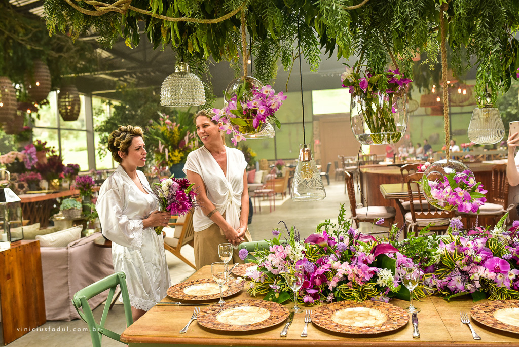 fotografo profissional de casamento e a decoradora mostrando a mesa da decoração