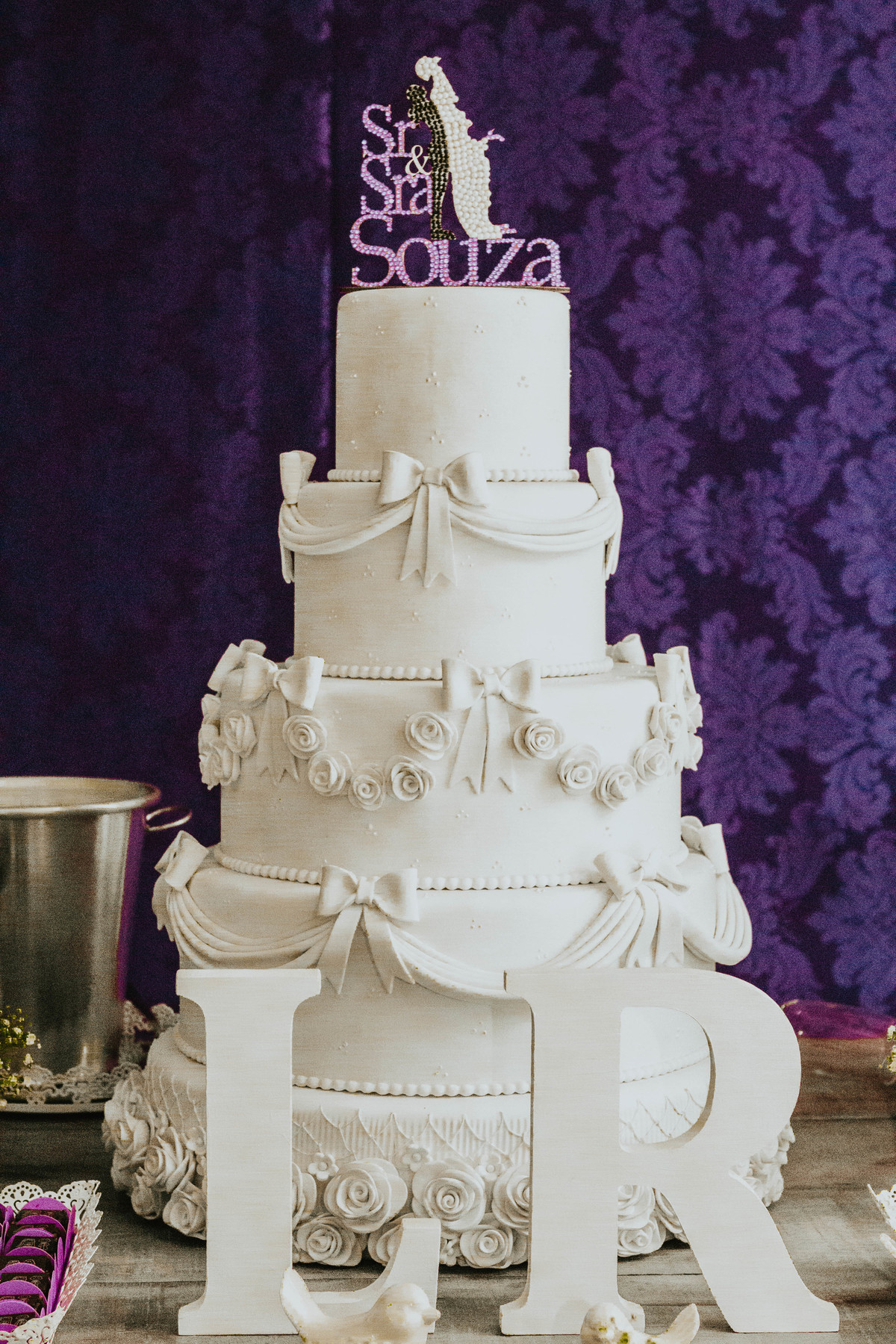 Bolo de casamento  com decoração roxa