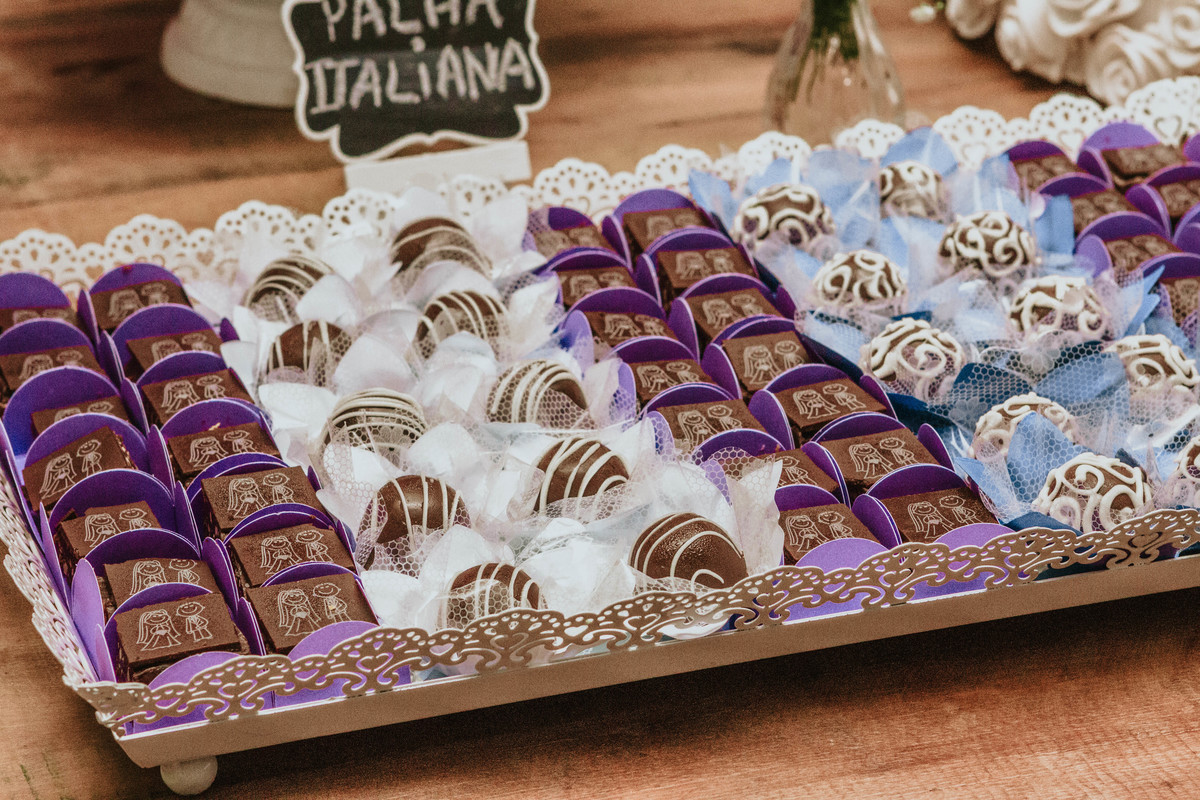 Doces de casamento com detalhes roxos