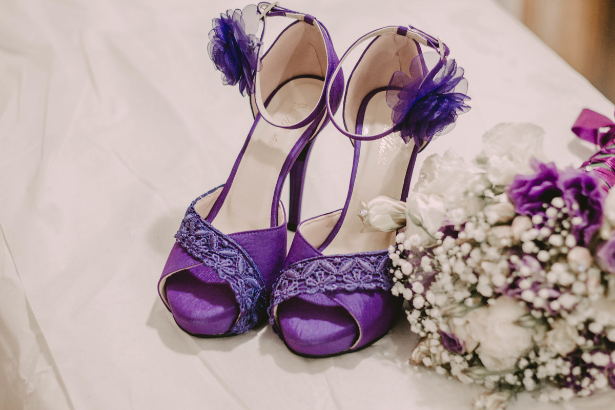 Detalhes de roxo nos acessórios da noiva.'