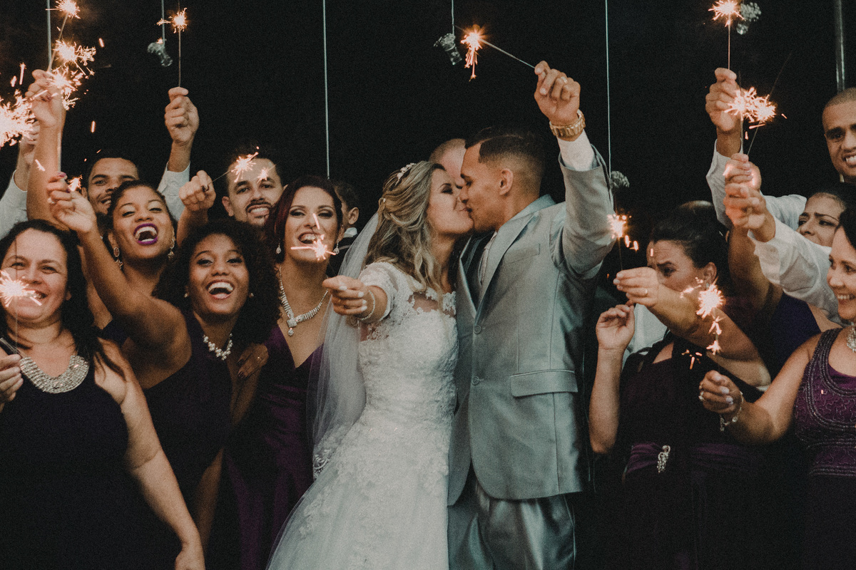 Beijo dos noivos com sparkers