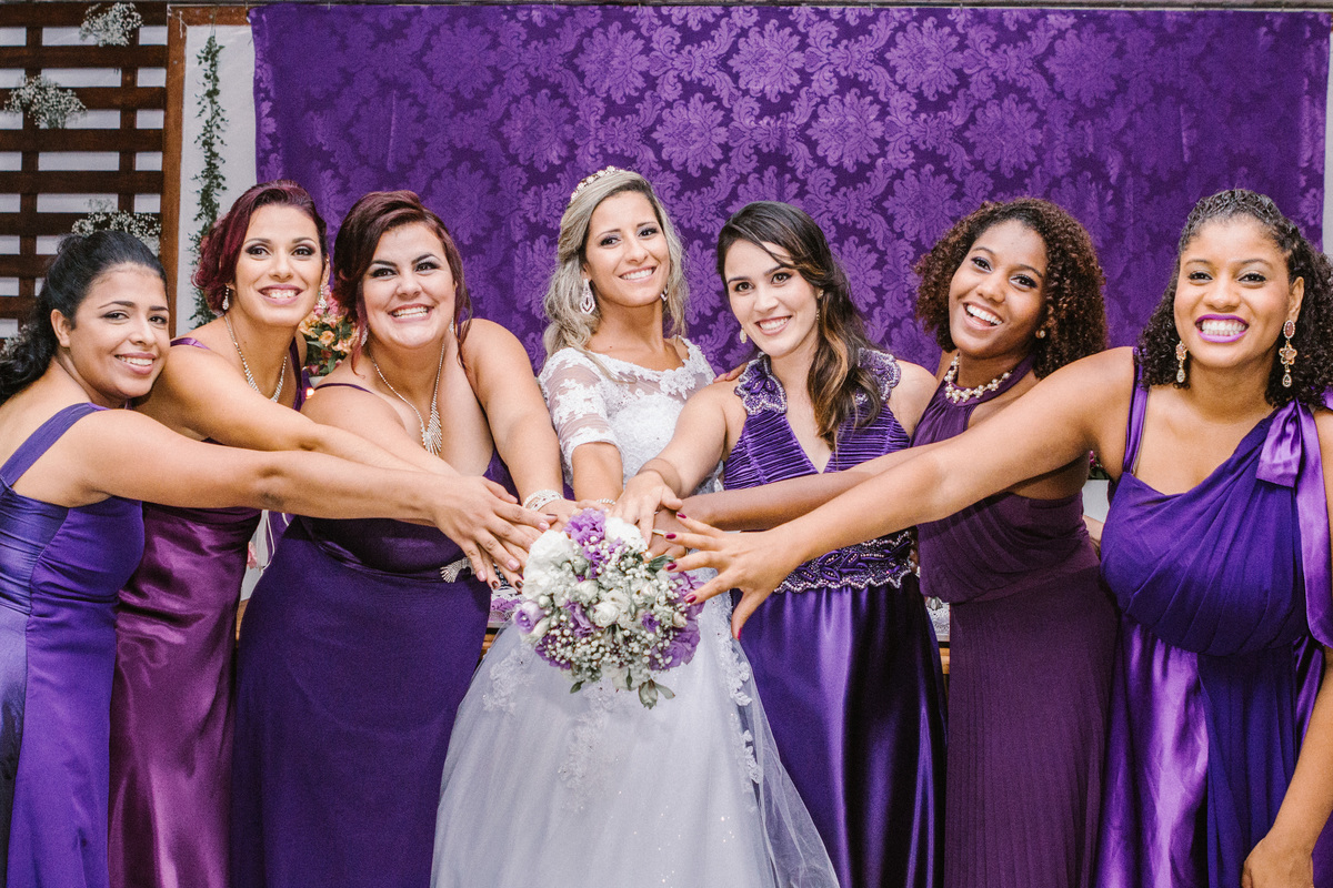 Madrinhas de casamento em tons de roxo