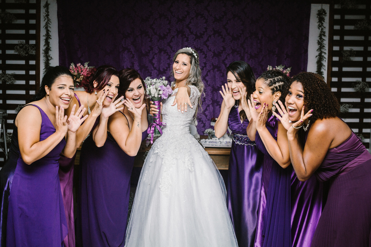 Madrinhas de casamento em tons de roxo