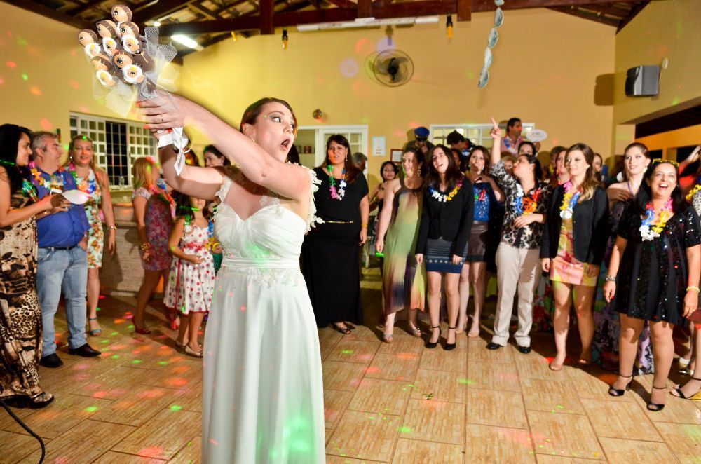 Noiva se aprontando para Jogar o buque de Santo Antonio