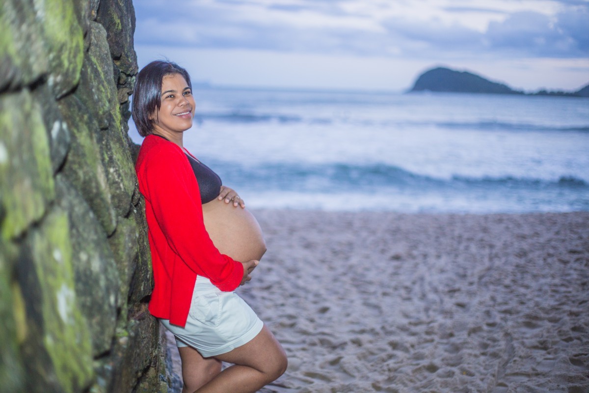 Ensaio fotográfico de Gestante Realizado na praia Barra do Sahy por JD Fotografia. Fotógrafo de família, casal e gestante em Suzano, Mogi das Cruzes, Alto Tietê. Entre em contato para propostas de ensaio fotográfico de graça