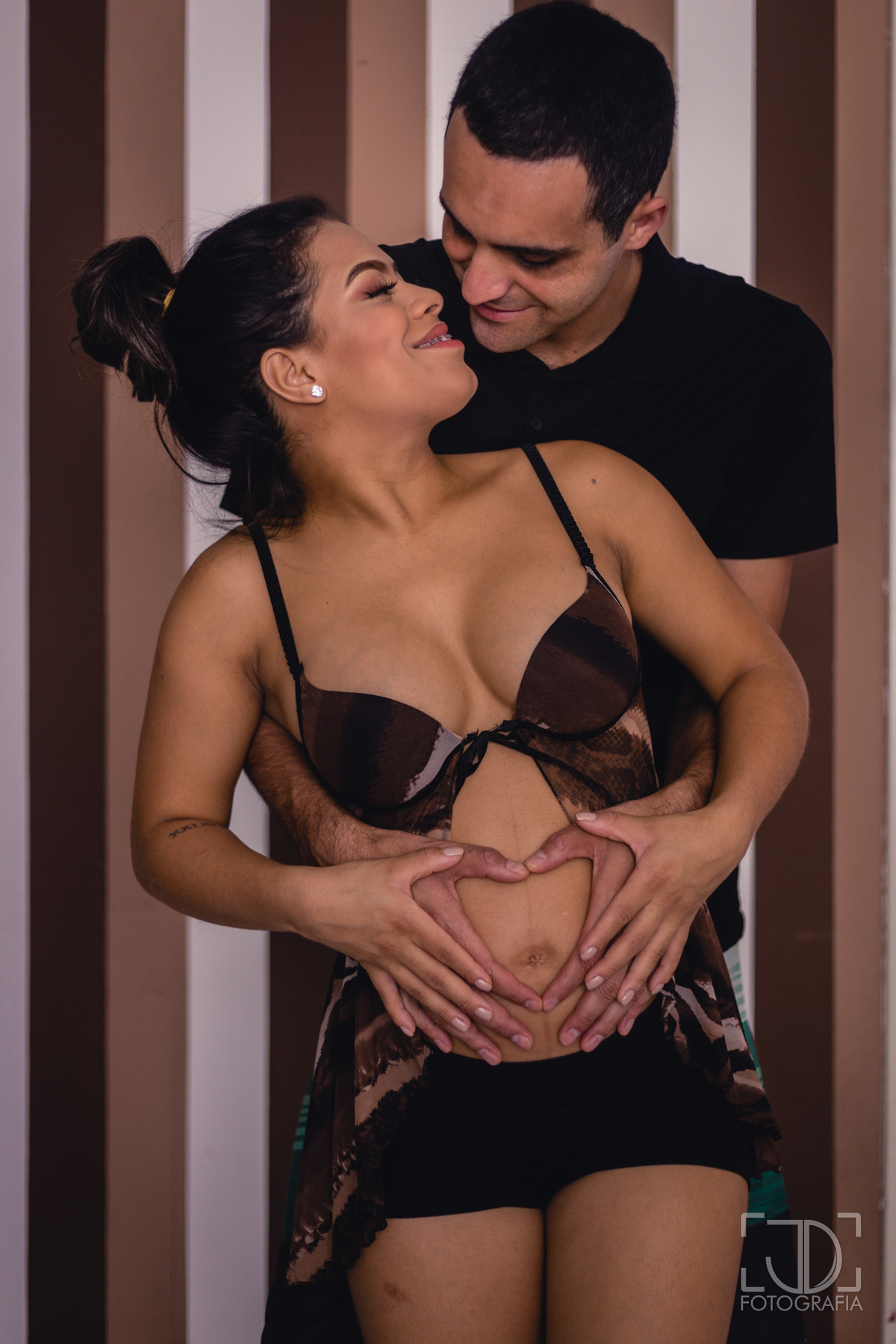 Ensaio fotográfico de Gestante Realizado na casa da grávida. Fotógrafo de família, casal e gestante em Suzano, Mogi das Cruzes, Alto Tietê. Entre em contato para propostas de ensaio fotográfico de graça